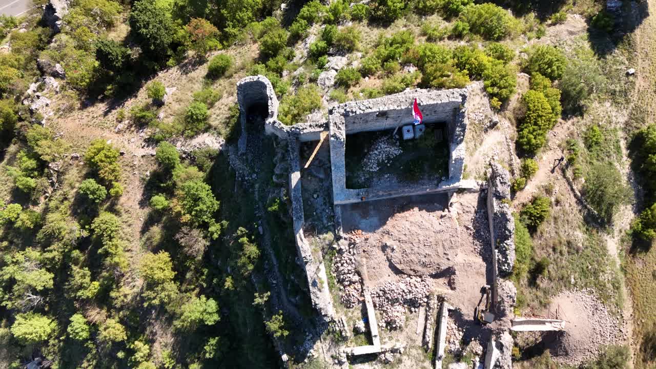Aerial flight over Kurjaković Fortress with a direct look inside, then onward to the green Zrmanja River and the town of Obrovac surrounded by lush nature