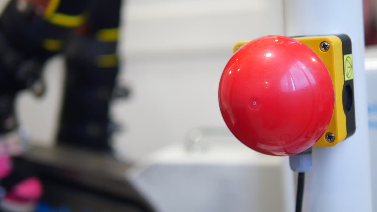 botón de parada de emergencia rojo