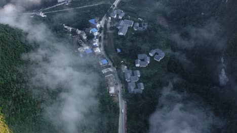 pequeño pueblo chino en un remoto paisaje montañoso, aéreo de arriba hacia abajo