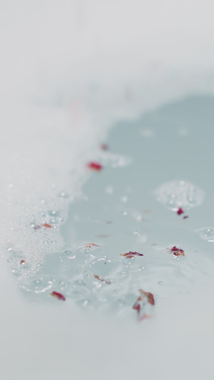 꽃잎과 함께 욕조 소금은 욕조에 가까이 떨어집니다. 가정에서 스파 보살을 위해 건조한 허브와 혼합 된 자연 제품으로 휴식 절차를 준비합니다.