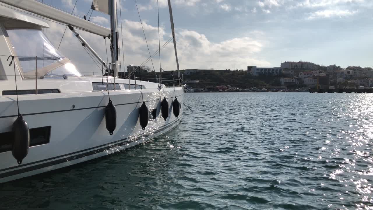 Yacht a vela ormeggiato in porto