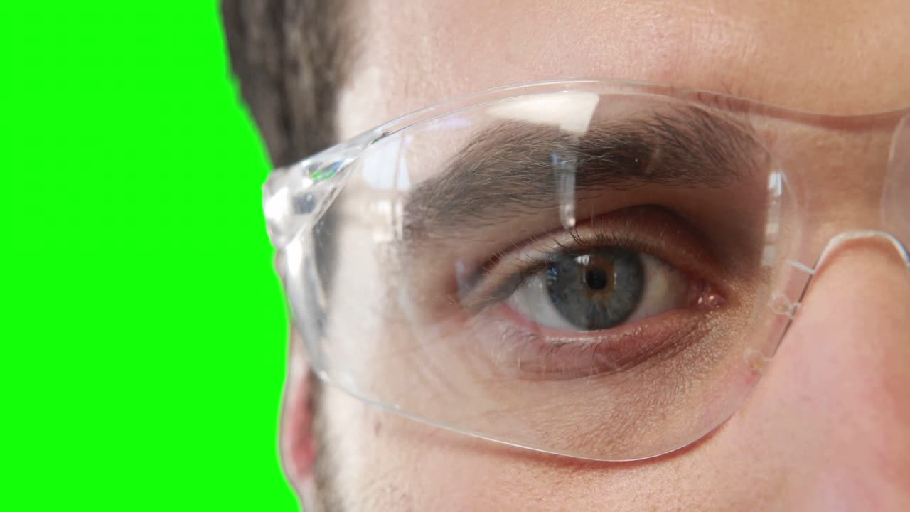 primer plano de un hombre con gafas de protección