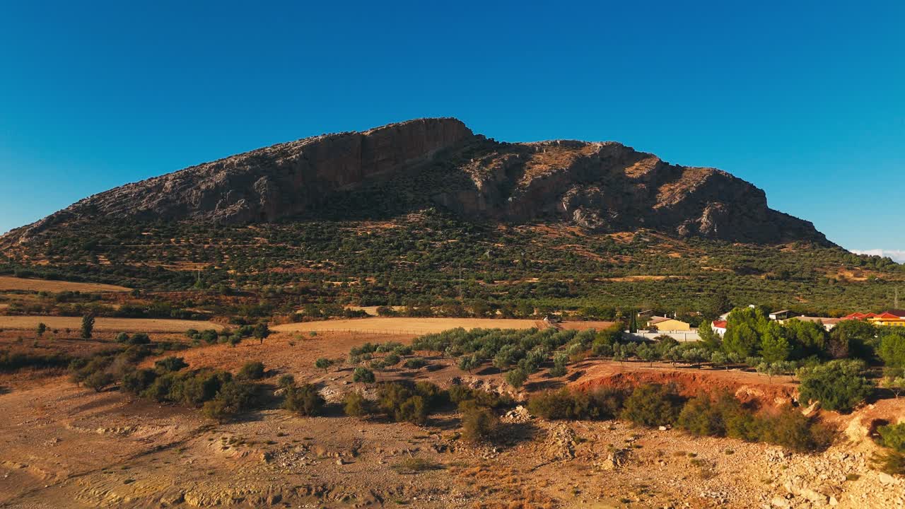 Sfondo montano su case rurali e campi agricoli