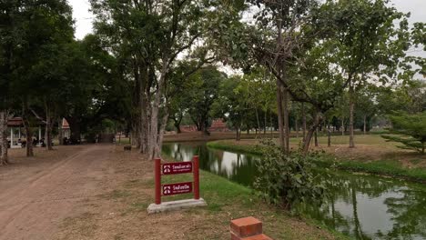 un paseo pacífico a través de un puente en un parque sereno