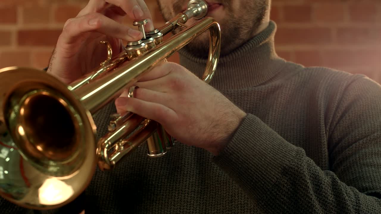 las manos de un músico tocando la trompeta