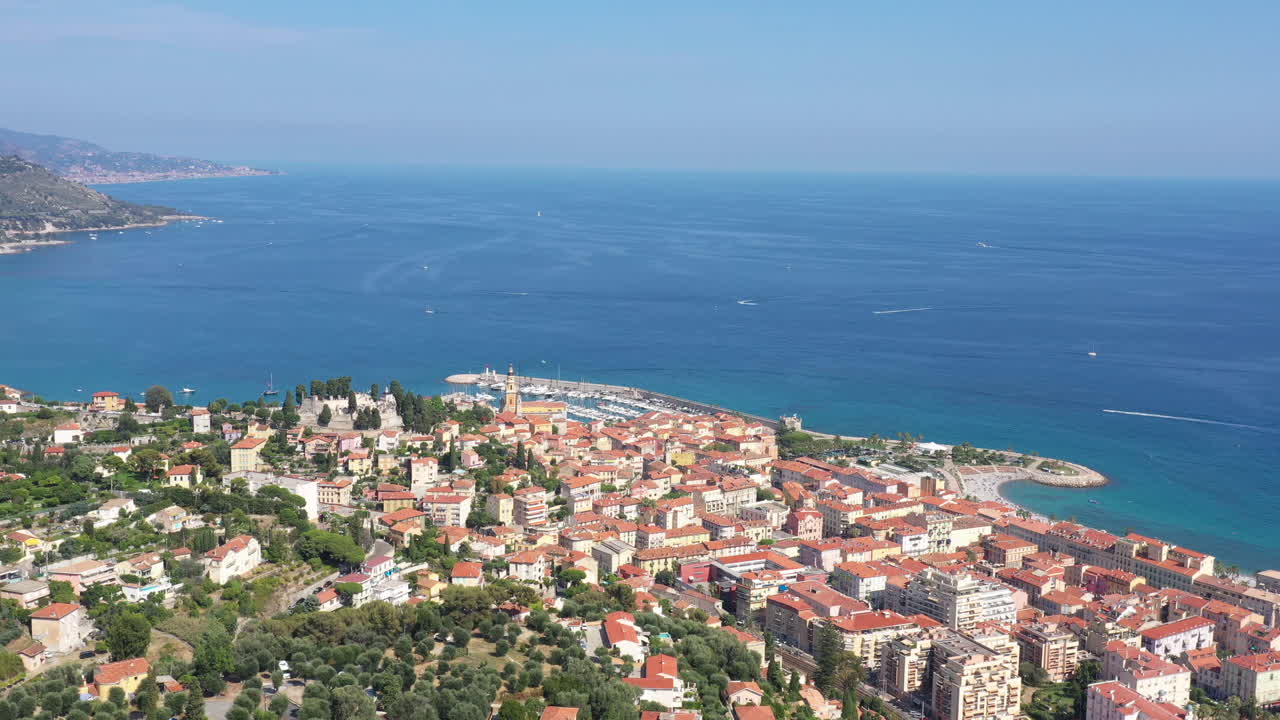 Vista aerea della città di Mentone, Costa Azzurra, porto e basilica