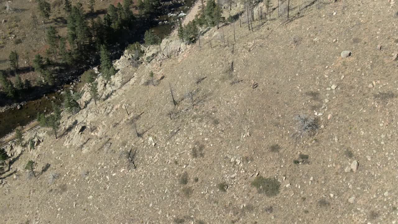 antena sobre la colina hacia la carretera en el cañón en colorado