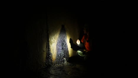 inspección del túnel por la noche