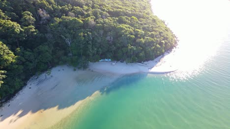 Hermosa-Arena-Blanca-A-Orillas-Del-Mar-De-Echo-Beach-Cerca-De-Tallebudgera-Creek-En-Gold-Coast,-Queensland