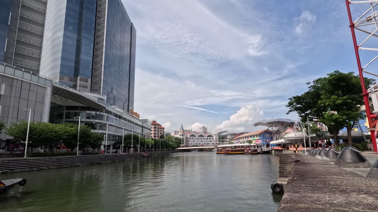 바쁜 도시 강변의 타임스.