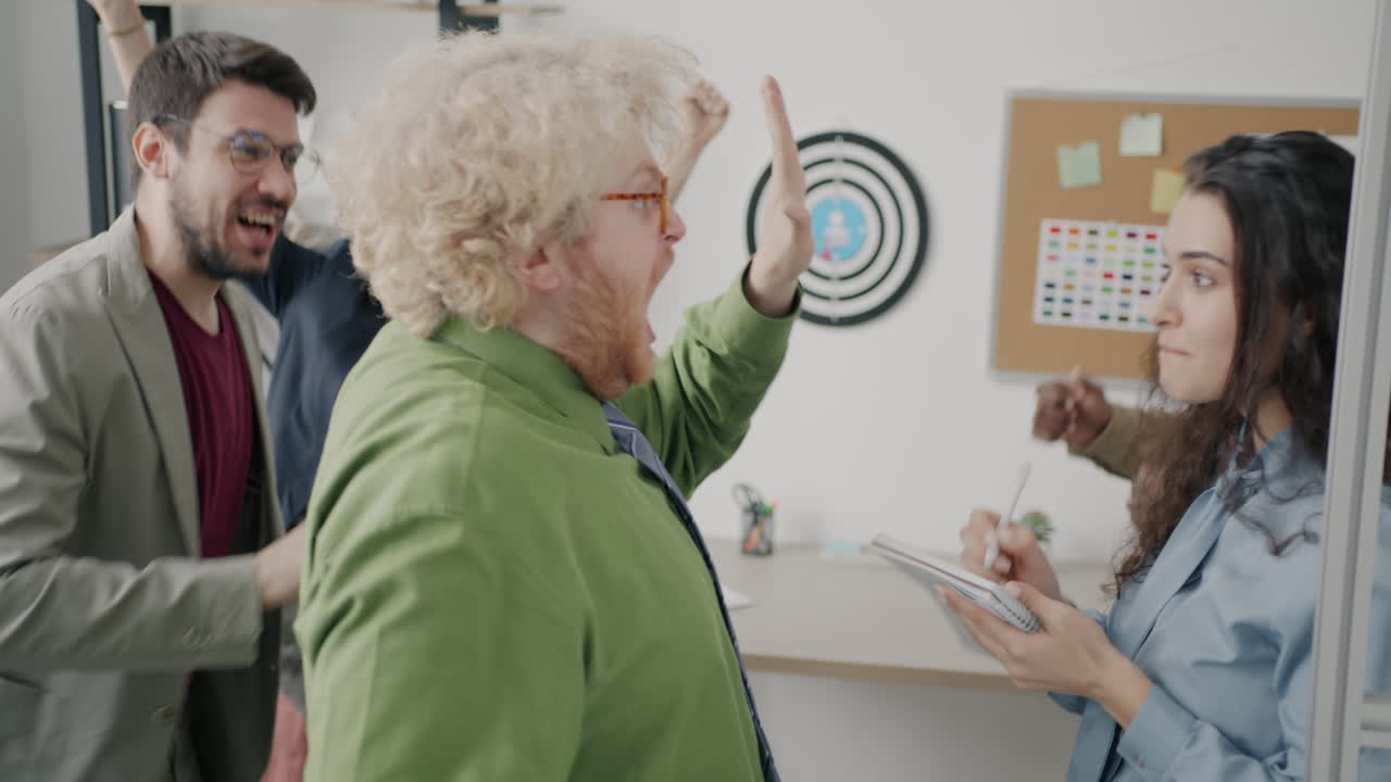 equipo celebrando el éxito en la oficina