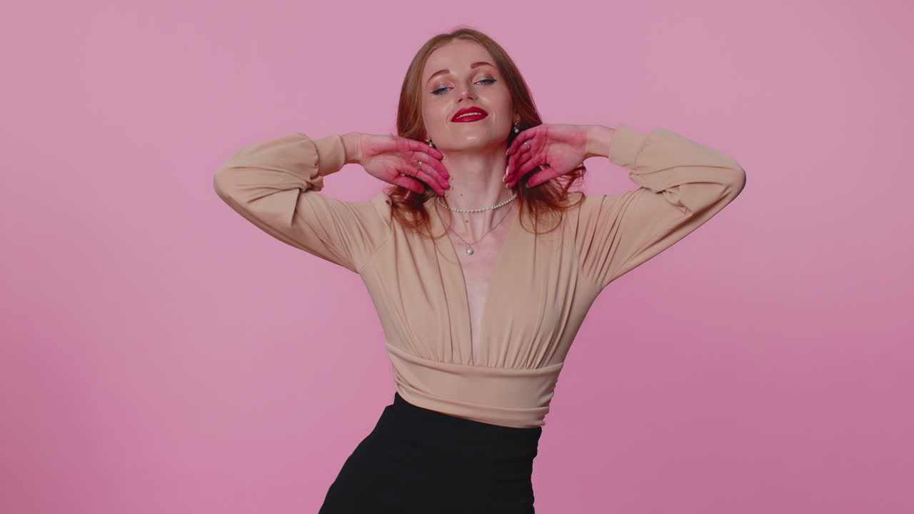 mujer de negocios, chica sola, muy orgullosa, señalándose a sí misma, con confianza en sí misma, encantada por el éxito.