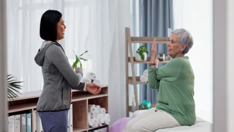 Physiotherapie,-Stretching-Und-Ein-älterer-Patient