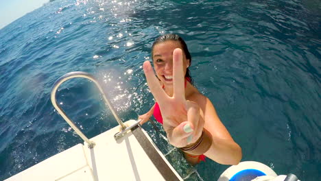 mujer divirtiéndose en un viaje en barco