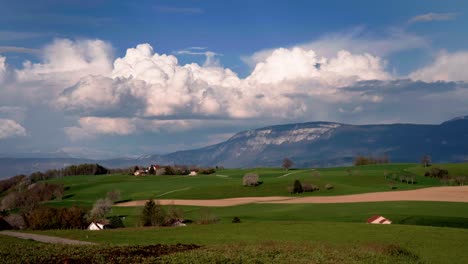 Paisaje-De-Prado-Y-Cielo-Azul,-Prados-Verdes-Y-Tierras-De-Cultivo-En-Las-Estribaciones-Del-Macizo-Chartreuse,-Isère,-Auvergne-rhône-alpes---Frances