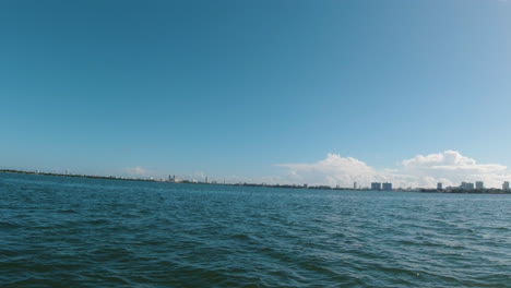 Blick-Auf-Den-Wasserstand-Von-Einem-Boot-Aus,-Das-An-Einem-Sonnigen-Tag-Mit-Blauem-Himmel-Durch-Das-Wasser-Rast