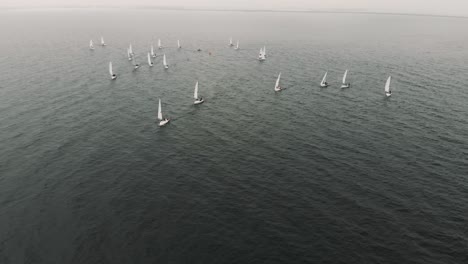 un amplio tiro de veleros de sloop en la competencia
