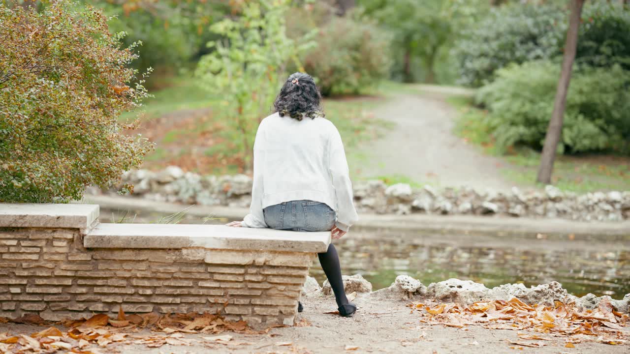 Woman sitting on a bench in a park