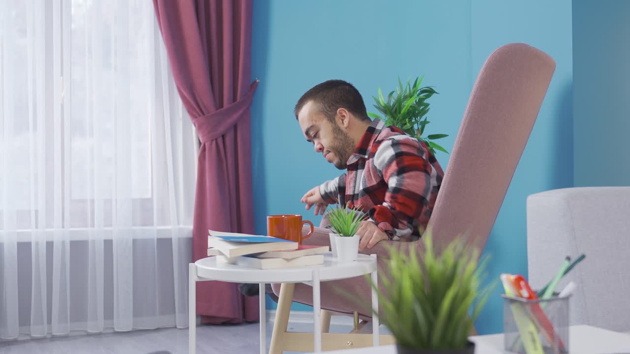 지루하고 불행한 장애인 난쟁이 젊은이가 창문 밖을 보고 있습니다.