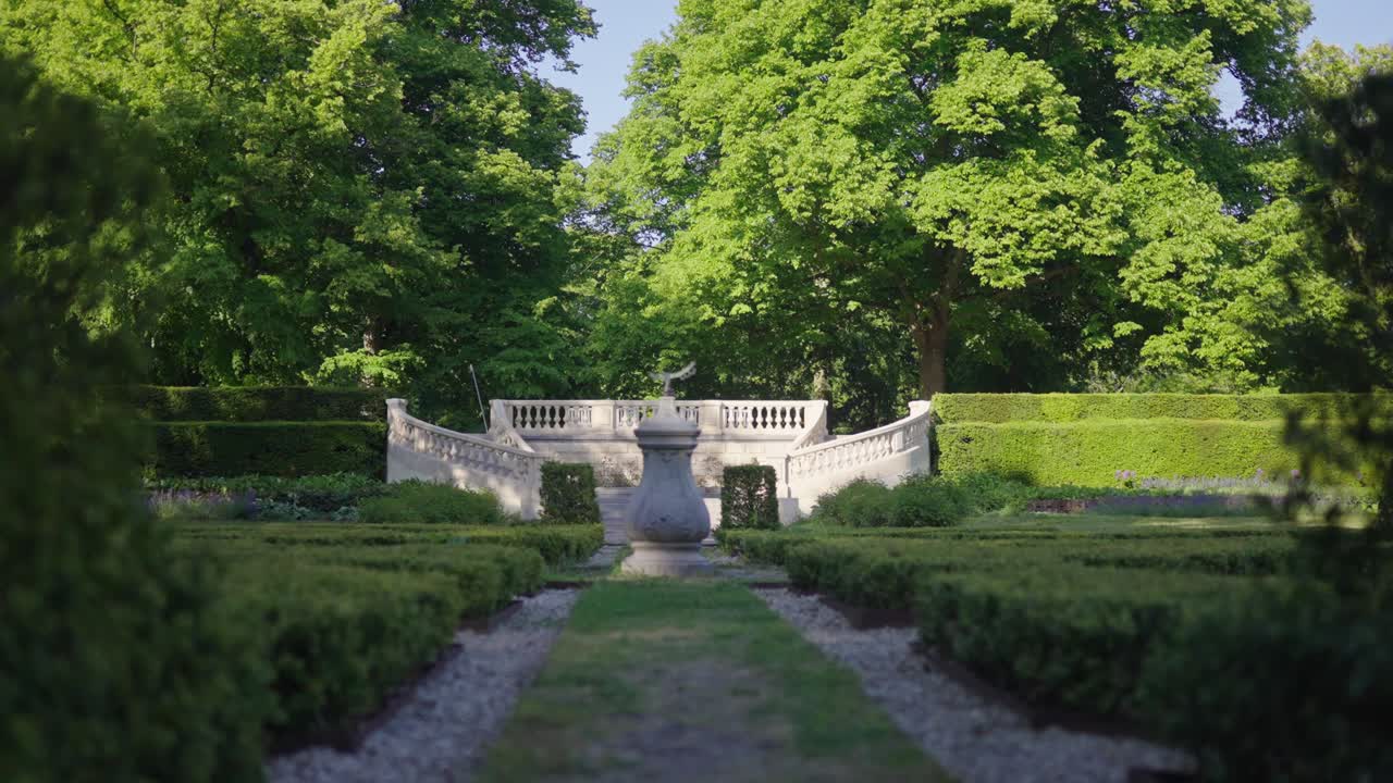 태양 시계 를 가진 공식적 인 정원