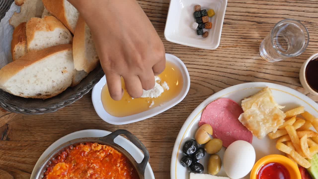 desayuno turco con huevos, queso, pan, aceitunas y miel