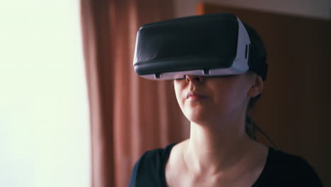 Una-Mujer-Con-Auriculares-VR-Camina-Sobre-Una-Máquina-En-Funcionamiento-En-La-Habitación