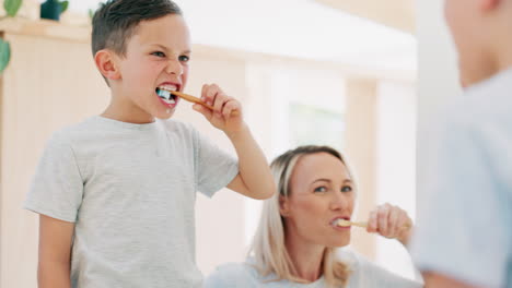 mañana, baño y mamá cepillándose los dientes