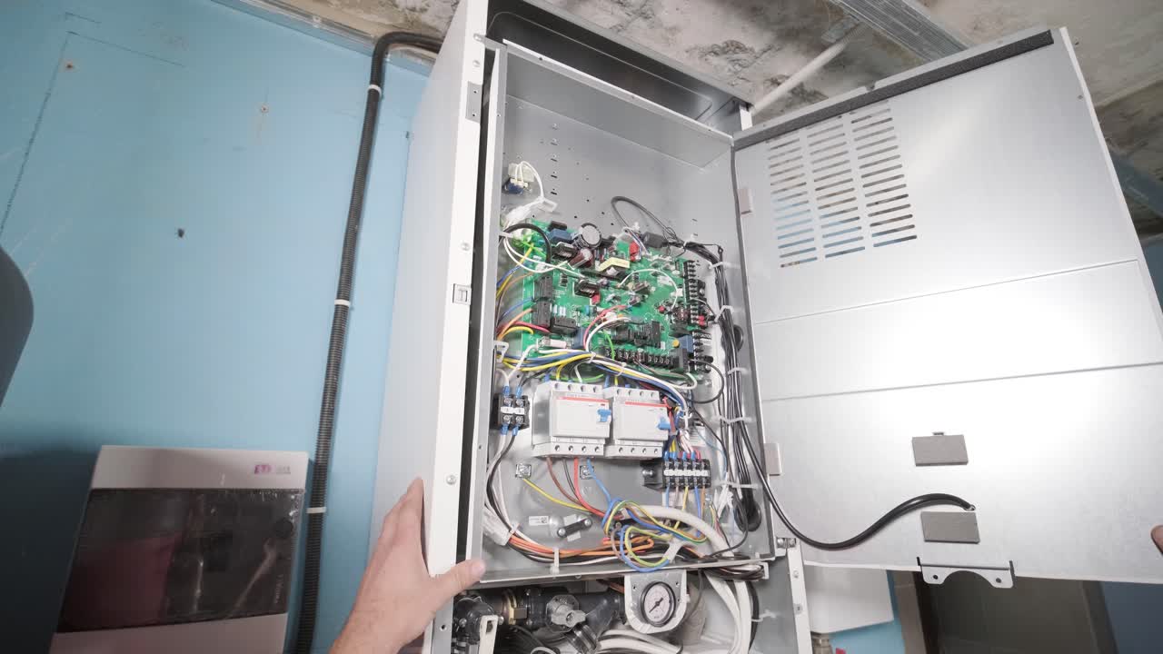 técnico de hvac instala sistemas de calefacción, ventilación y aire acondicionado en el sitio