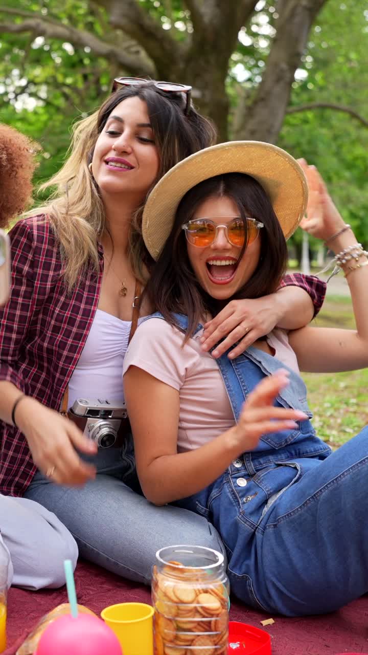 amigos disfrutando de un picnic en el parque