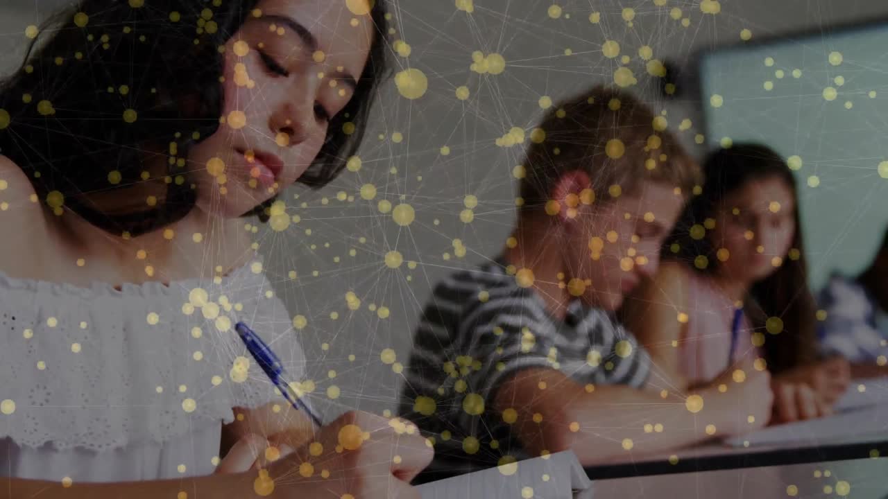 Estudante asiática pegando caneta azul e começando a escrever anotações para a aula em cena de educação