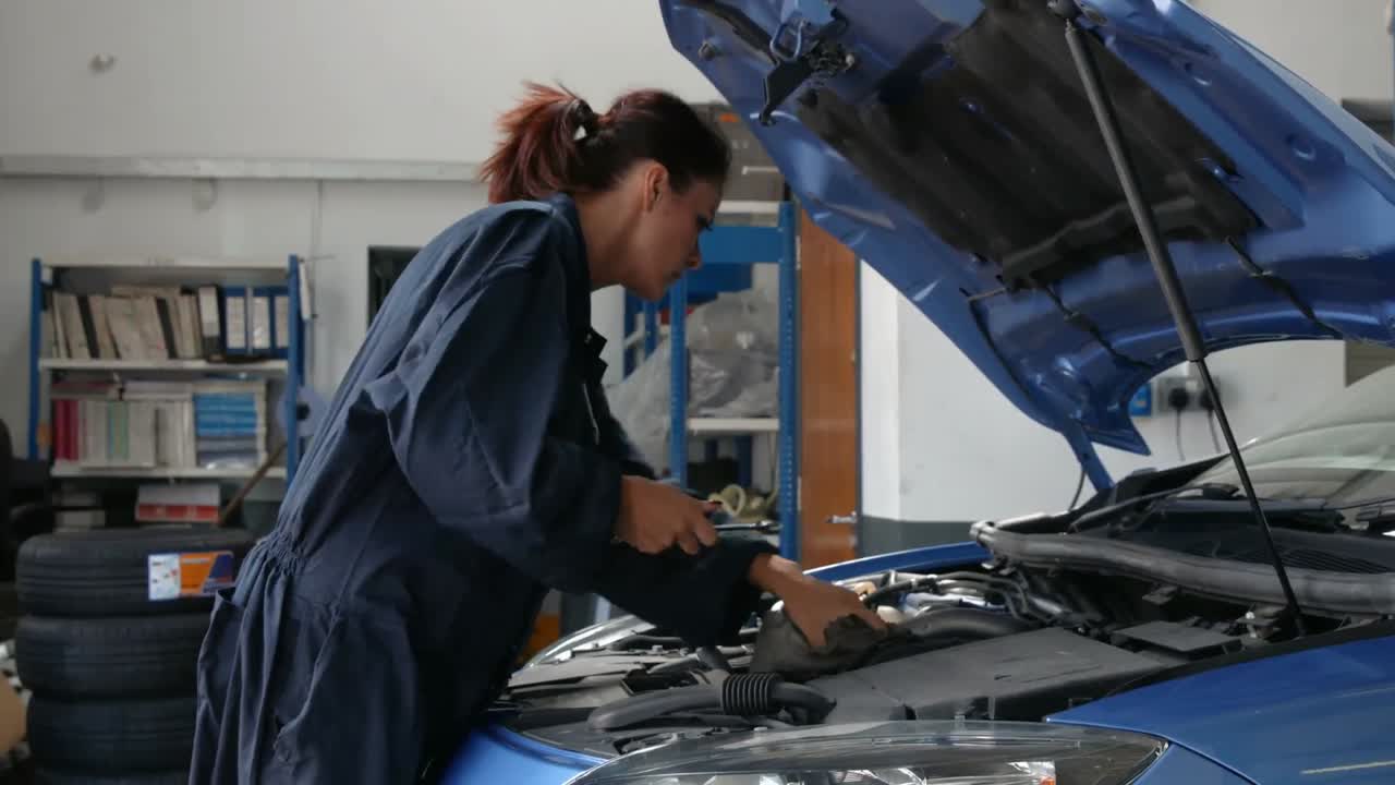 mecánica mujer revisando un motor