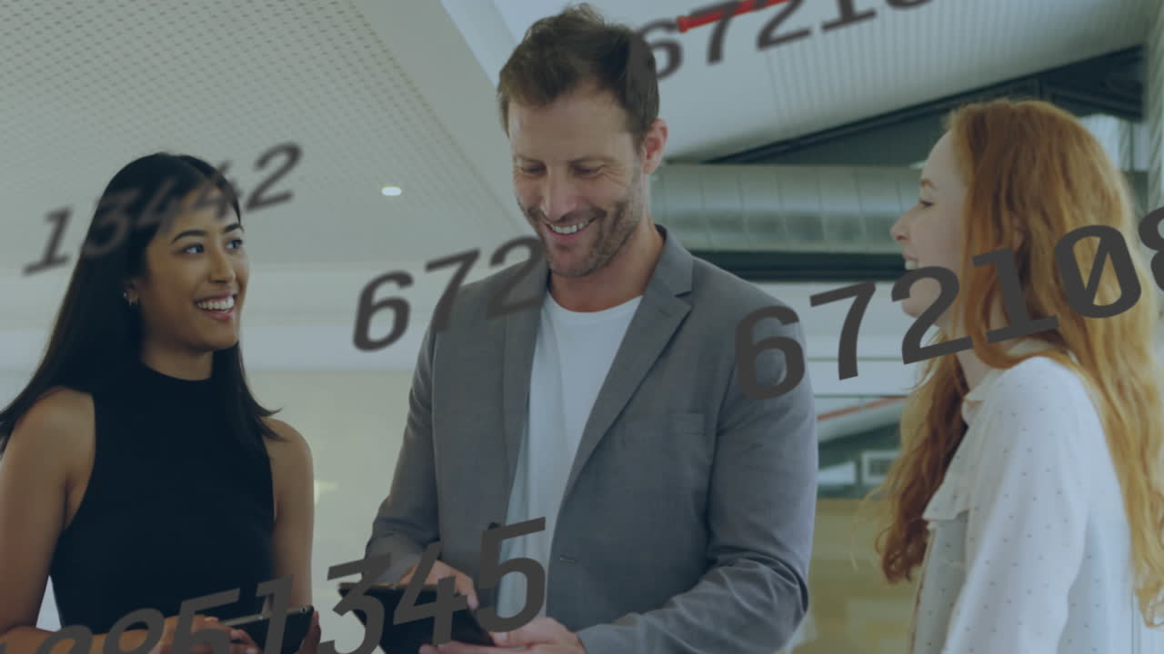 анимация меняющихся номеров над различными коллегами, стоящими и обсуждающими отчеты в офисе