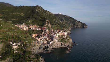 Manarola-Cinque-Terre-Italia-Antena-Pueblo-Soleado-Situado-En-Los-Acantilados-Junto-Al-Mar