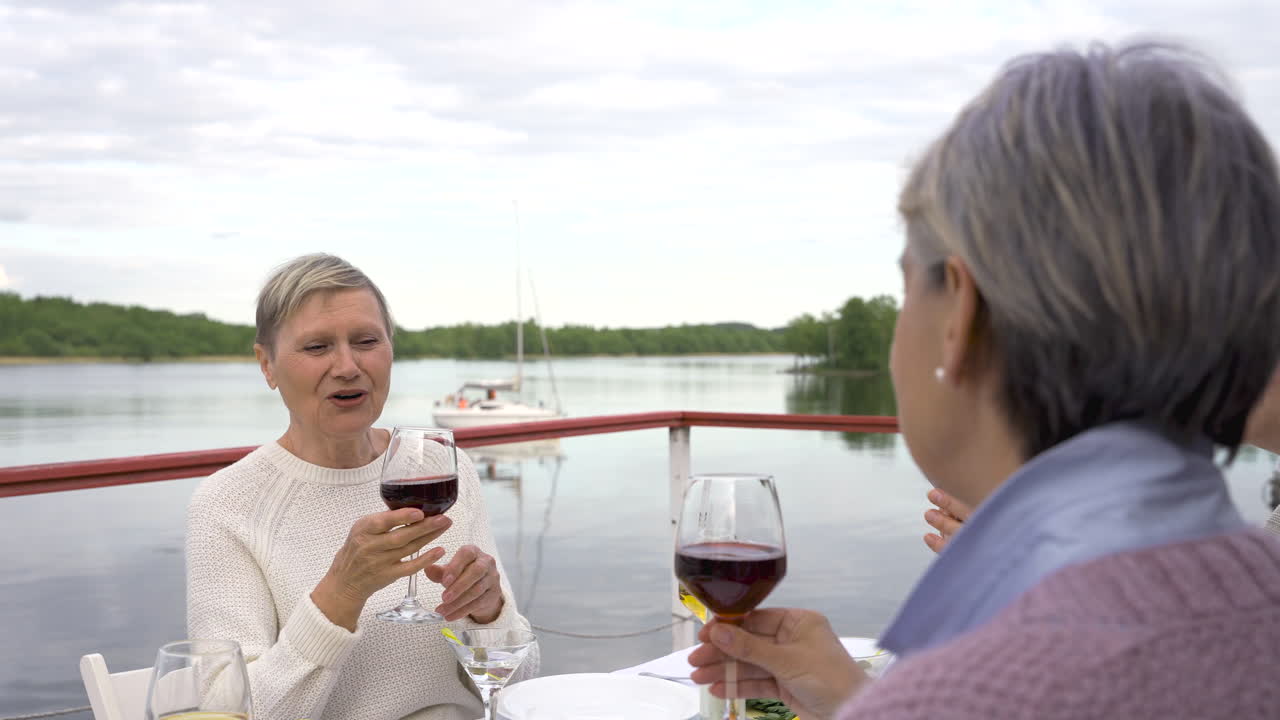 함께 저녁을 먹고 있는 선배 친구들