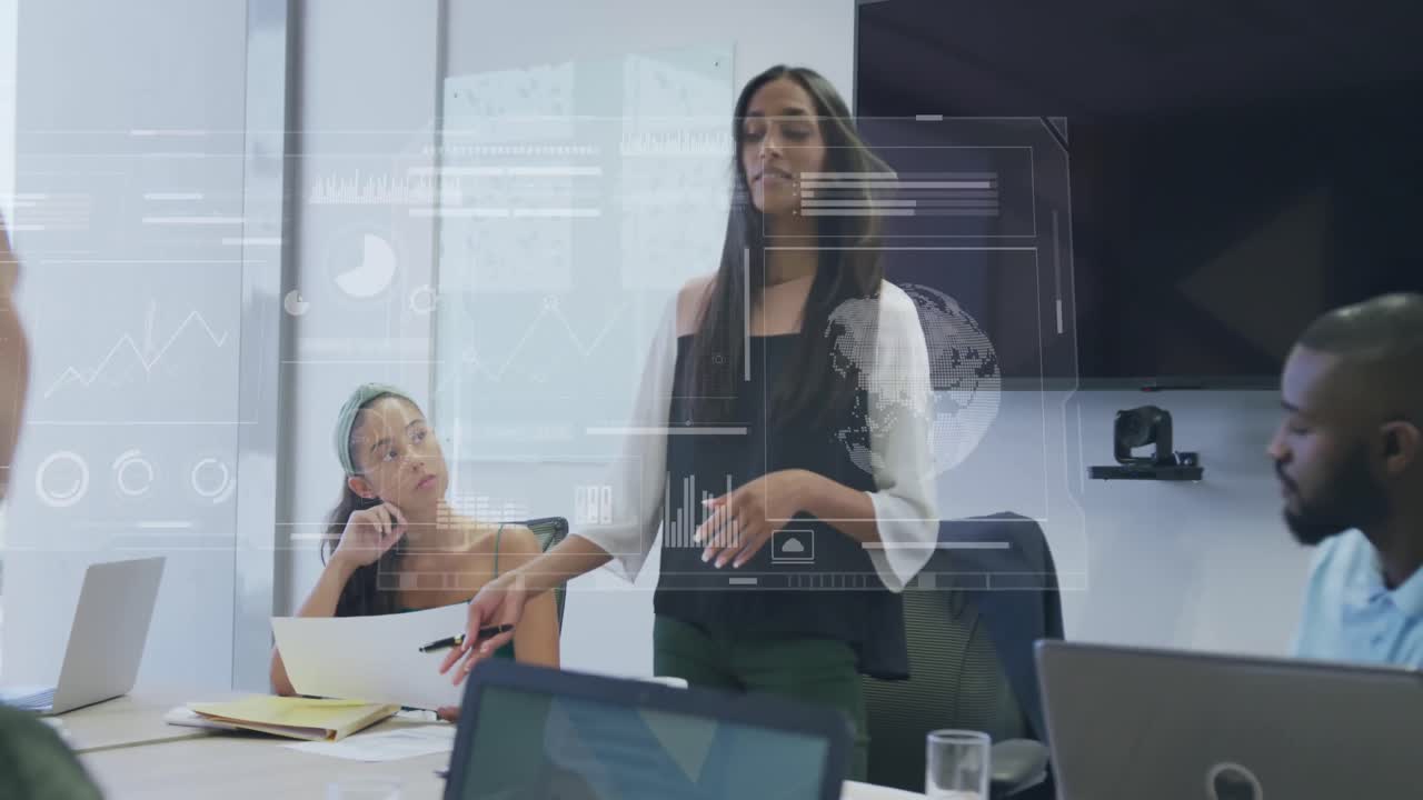 animación del procesamiento de datos financieros sobre diversas personas de negocios en la oficina