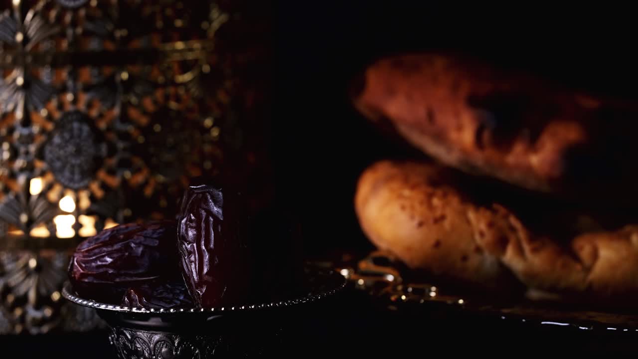 el concepto de ramadán, la fruta de dátiles, el pide y la linterna.