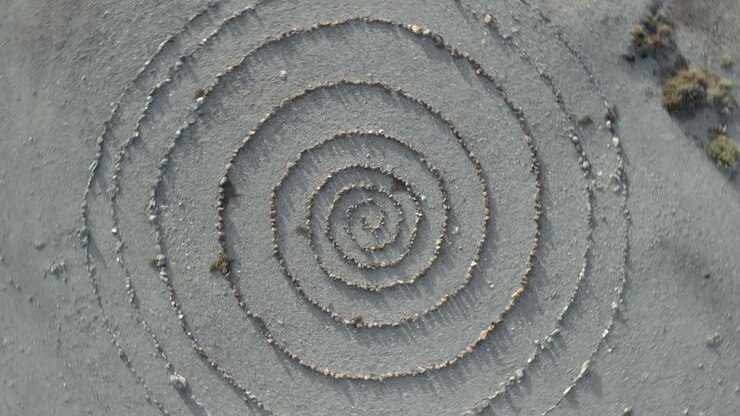 vista aerea dall'alto e approssimazione di un labirinto a spirale in pietra