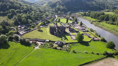 abadía de tintern monmouthshire en el río wye gales imágenes aéreas del reino unido