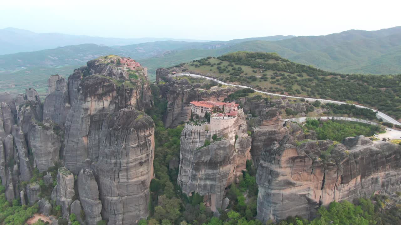 그리스 의 메테오라 수도원 을 둘러싸고 있는 놀라운 공중 파랄락스