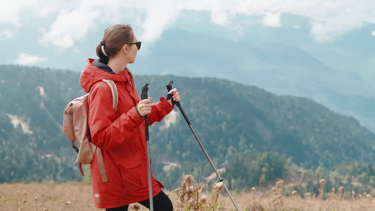 Mujer, excursión, en, montañas