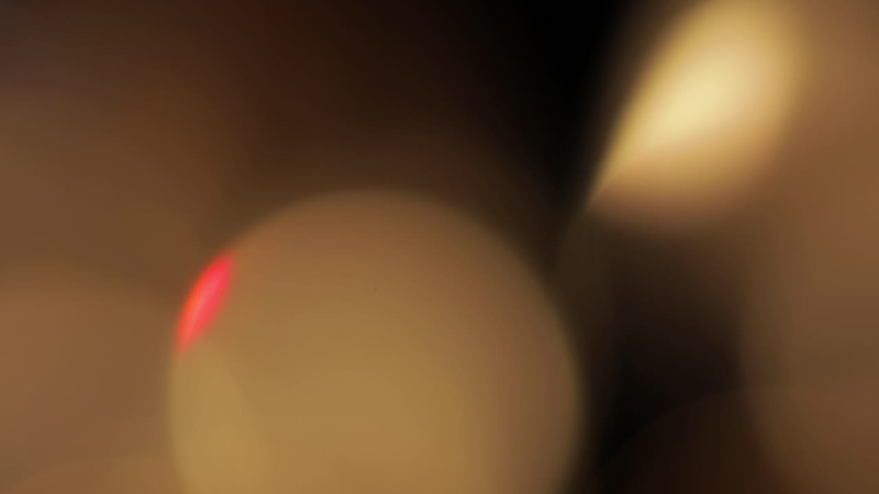 la luz multicolor filtra imágenes de 4k en fondo negro, estilizando el video, las transiciones, el efecto bokeh.