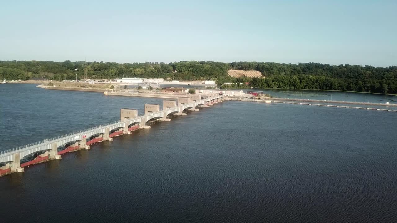 Ampia vista aerea delle Chiuse e Diga 14 sul fiume Mississippi in una soleggiata giornata estiva, vicino a Hampton, Illinois.