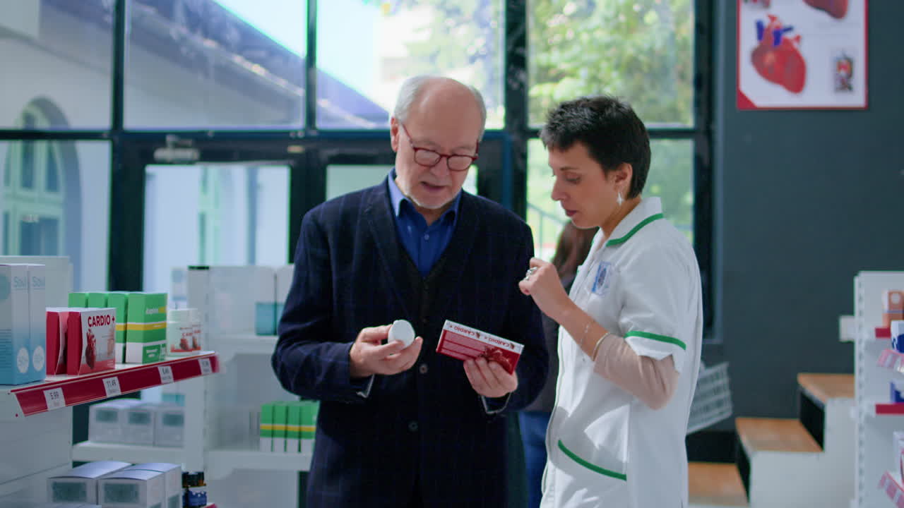 노인 이 약사 에게 의견 을 구한다