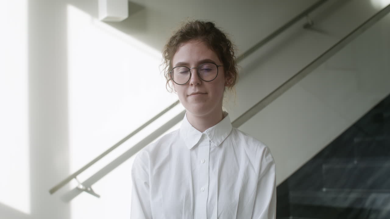 젊은 여성이 실내에서 포즈를 취하고 있습니다.