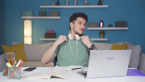 un estudiante varón que está abrumado por el calor.