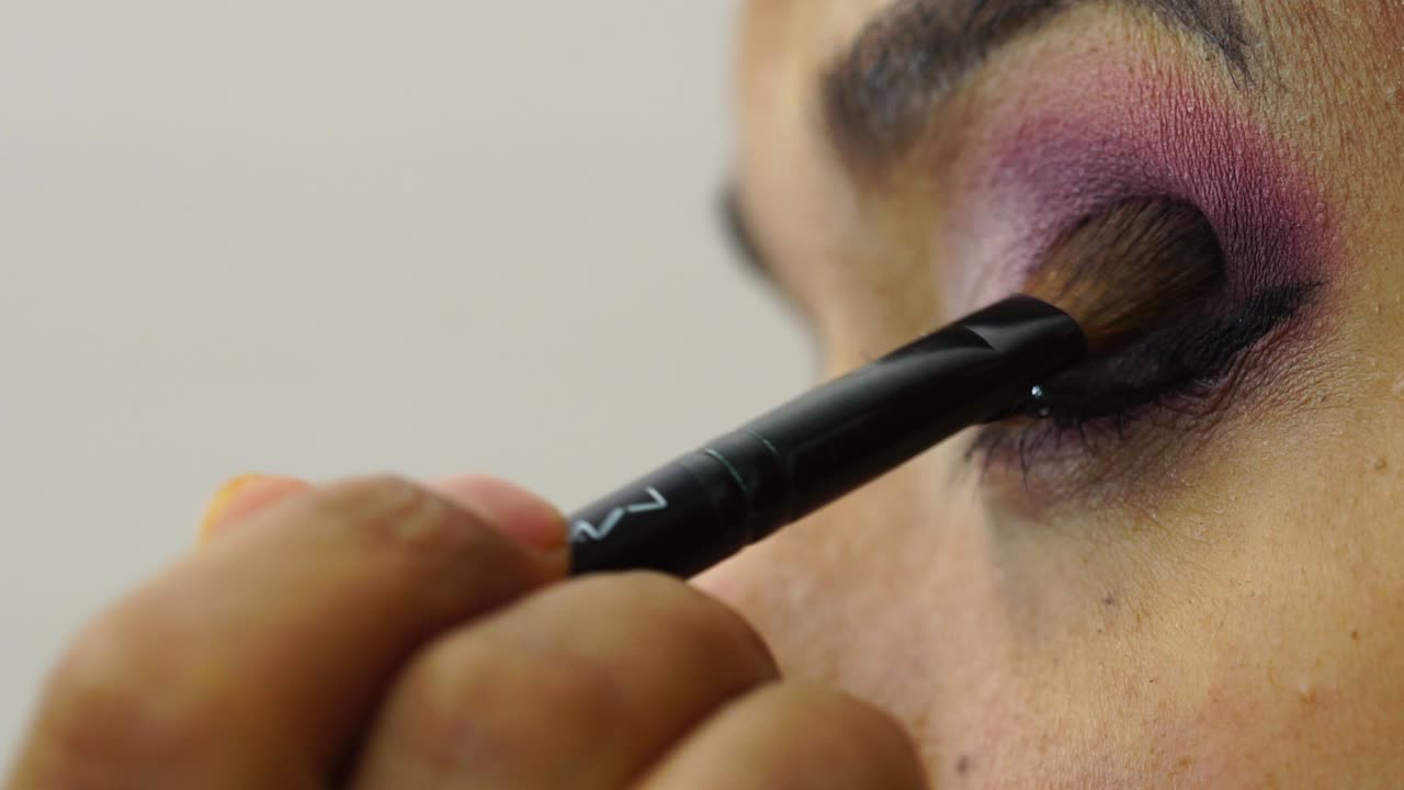primer plano de la aplicación de maquillaje para los ojos