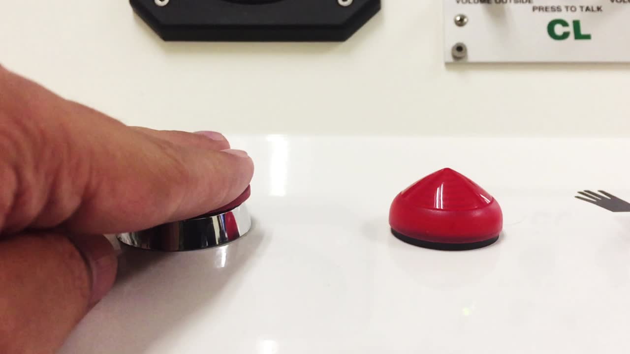 손으로 빨간 버튼을 누르세요.