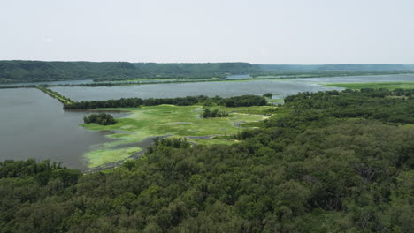 Impresionantes-Humedales-Y-Espeso-Bosque-Del-Refugio-Nacional-De-Vida-Silvestre-Trempealeau.