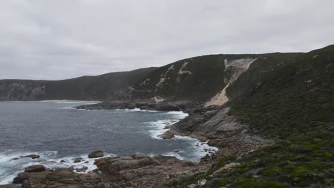 drone aéreo avanzando en las montañas costeras australianas en albany