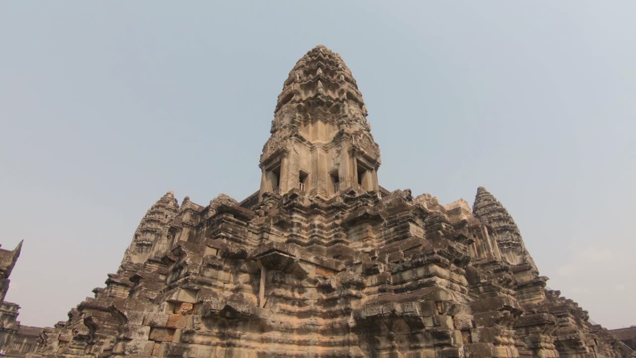 tiro inclinado que muestra que el templo ubicado en ankor estaba en cambodia, luz del día brillante y soleada
